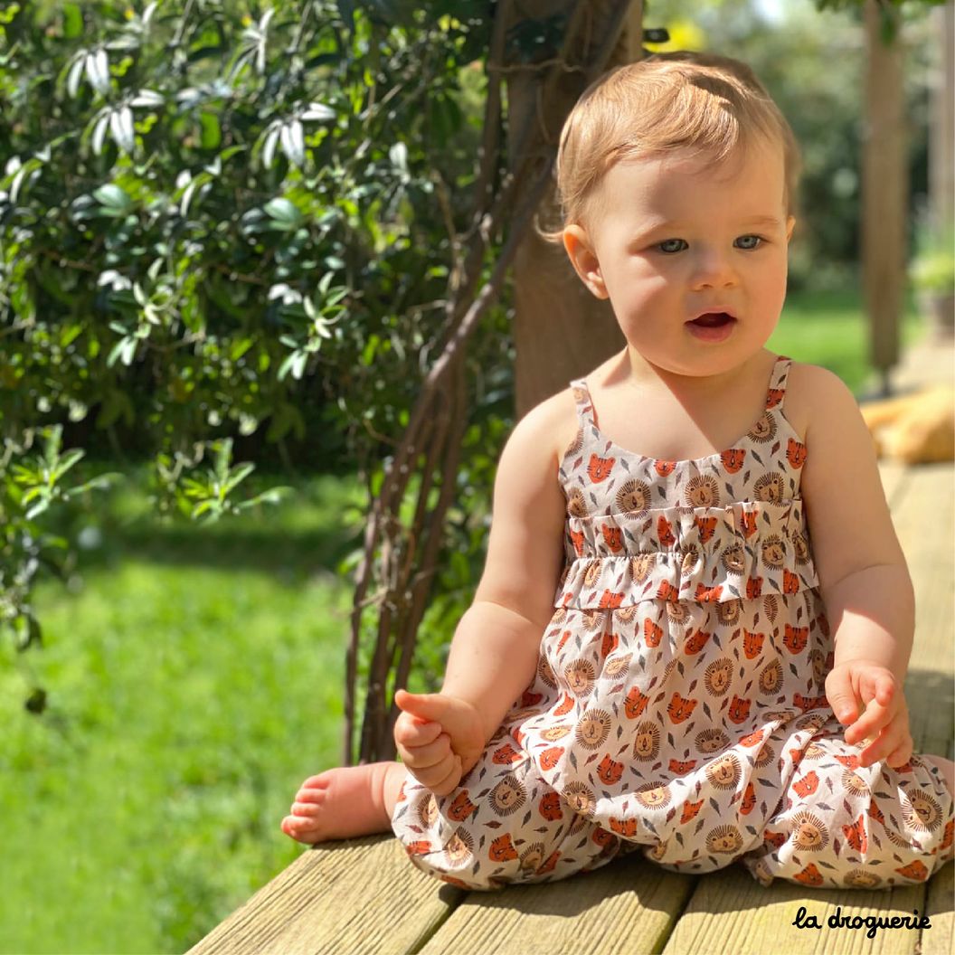 Combinaison bébé fille à fleurs : la salopette de l'été