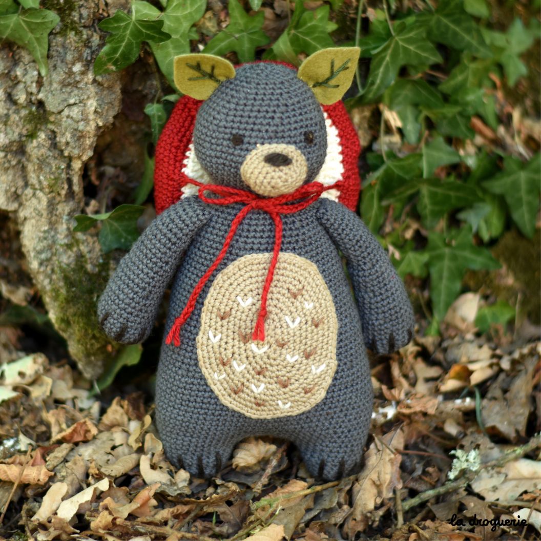 jouet d'intérieur - ours en tricot doux sur fond rose. ours en